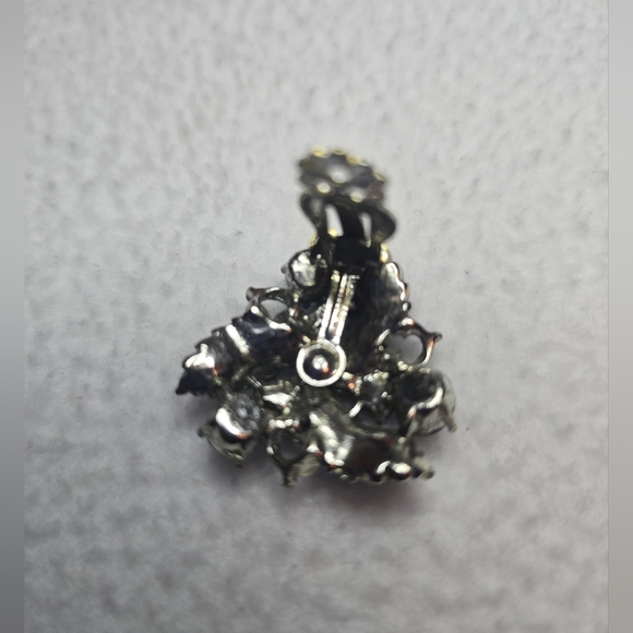 Vintage blue floral clip on earrings with sparkly sequences - Picture 6 of 6